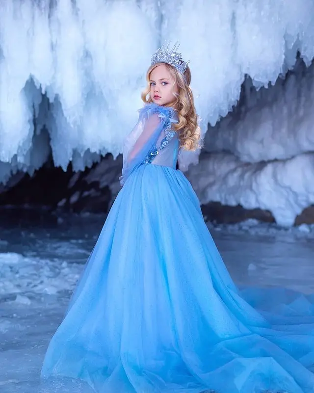 Principessa 2022 Abiti da ragazza di fiore con piume Abito da bambina blu royal per servizio fotografico Abito da cerimonia per compleanno per bambini