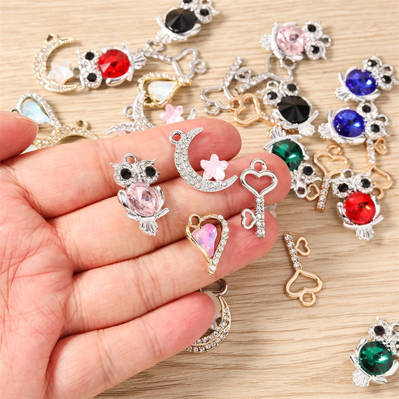 10 Stück niedliche, gemischte Kristall-Metall-Herz-, Eulen-, Schlüssel- und Mond-Anhänger für die Schmuckherstellung, Halsketten, Ohrringe, DIY-Bastelarbeiten und Accessoires – Detail 2