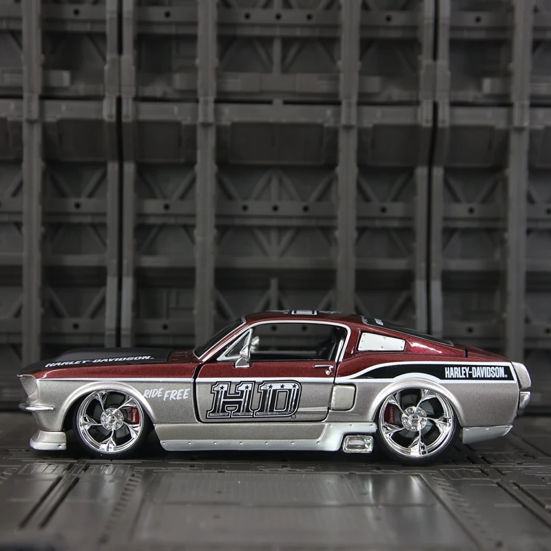 Maisto 1:24 simulation Ford Mustang GT 1967 alloy car model rich in details, finely crafted, and of good quality