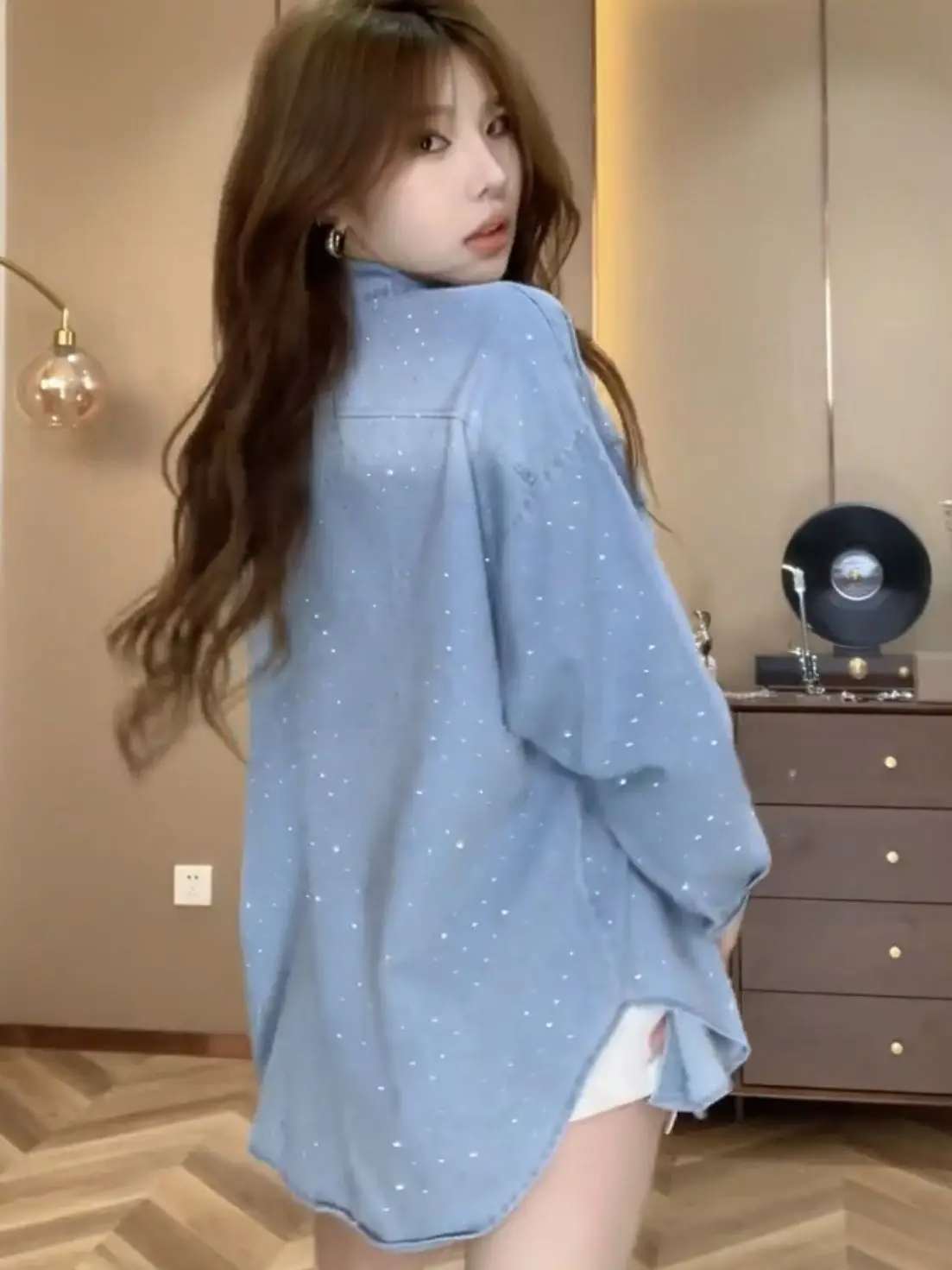 

Новая весенне-летняя джинсовая рубашка с пуговицами и стразами для женщин, свободный многослойный кардиган JJ90