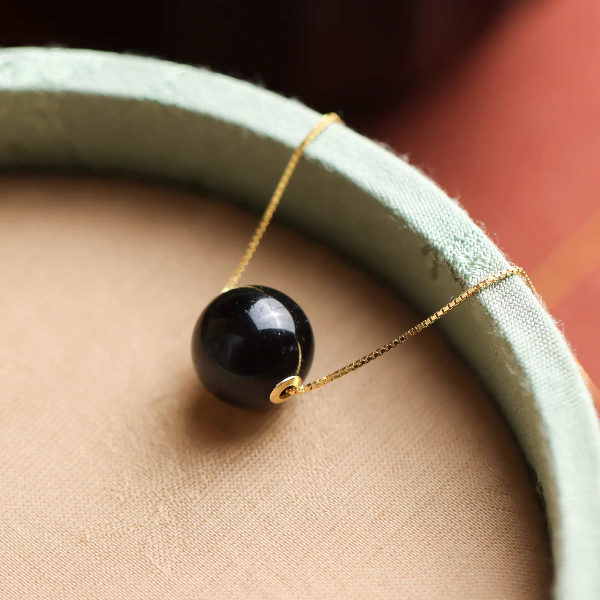 collana-da-donna-con-ciondolo-rotondo-in-ambra-stile-semplice-e-personalizzato-alla-moda-modello-femminile-con-pendente-a-goccia