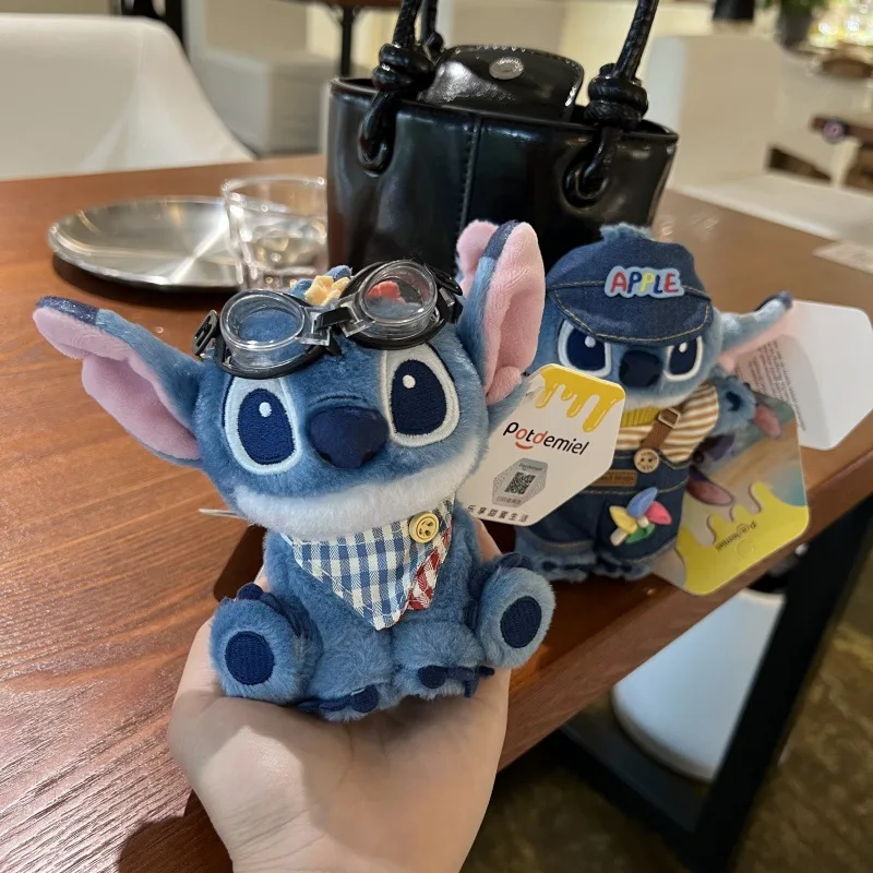 2025, offiziell lizenzierter Stitch-Schlüsselanhänger und Taschenaufhänger, weiche und niedliche Hockpose mit Schutzbrille, blauer Schal, Lilo und Stitch