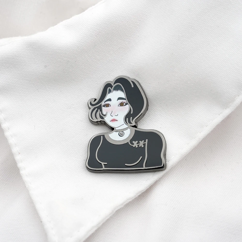 Doomer Girl Wojak Meme Badge Post-Punk Brooch روح الدعابة الجدة تصميم فريد من نوعه نمط مجوهرات على ظهره ديكور
