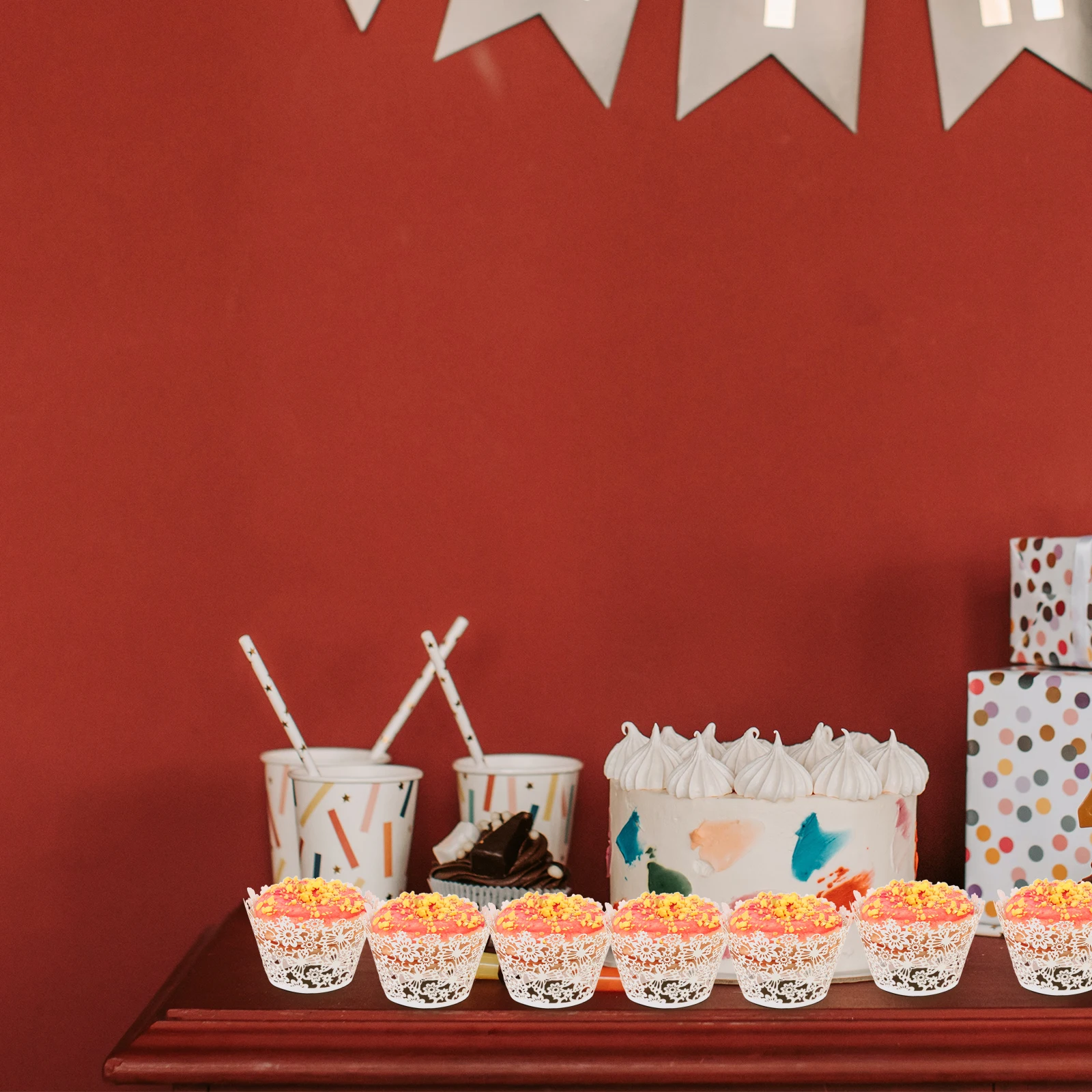 

100pcs Hollow Out Cake Stand Filigree Vine Cupcake Wrap Cases White Decorative Paper Cups for Elegant Parties Weddings