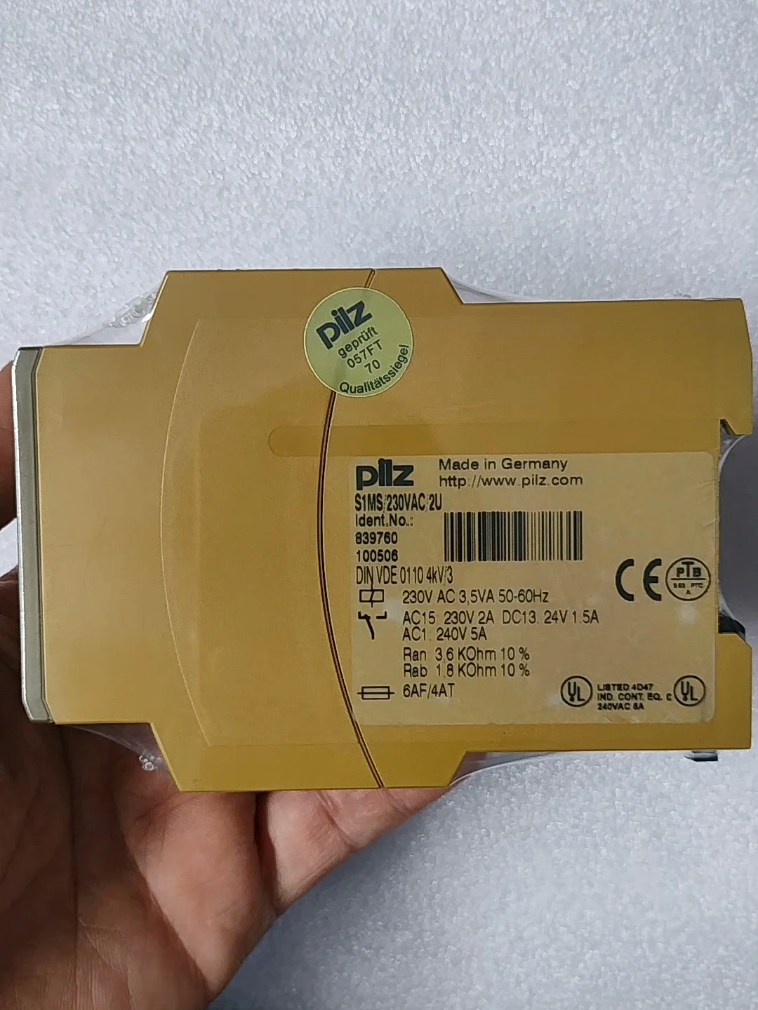 Pilz 839760 safety relay in Stock