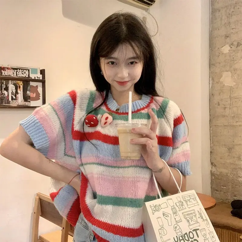 

Новая женская весенняя молодежная блузка-свитер с круглым вырезом, разноцветными полосками, свободного кроя, с короткими рукавами, вязаная, уникальная, нишевая модель