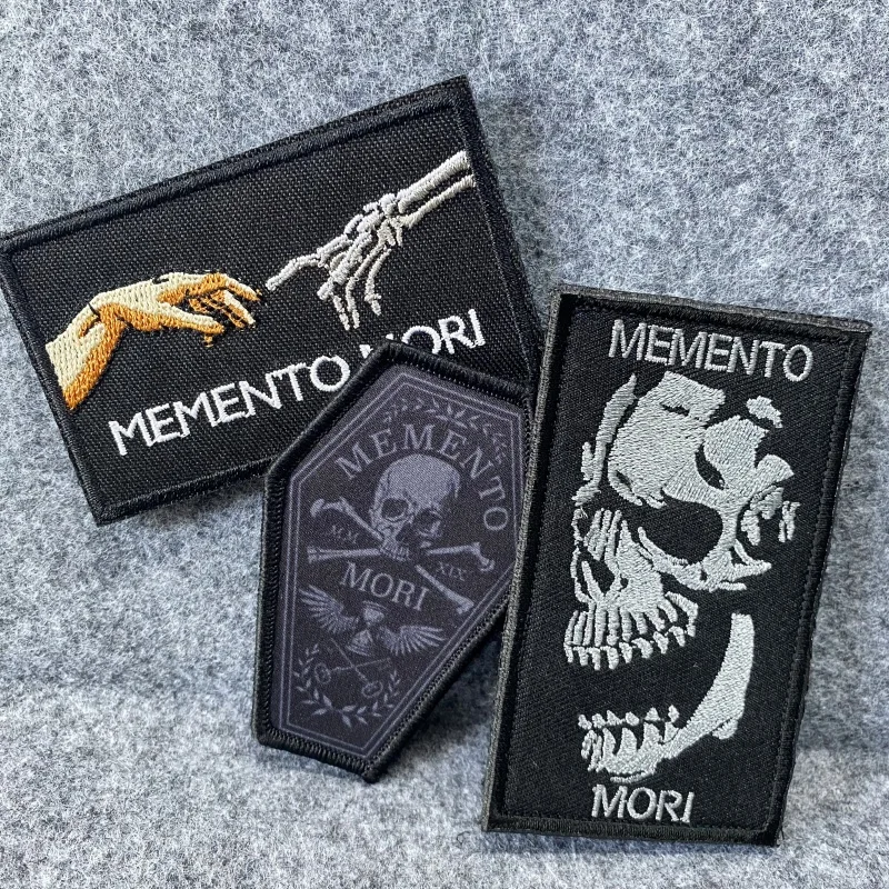 Memento Mori Skull Embroidered Patch Military Patches Hand HOOk&LOOP Backpack Stickers Tactical Armband Emblemems Morale Badge