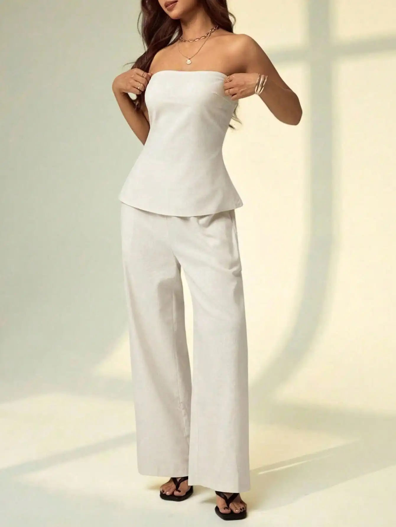 

Женский комплект из 2 предметов: однотонный белый топ-бандо и брюки с широкими штанинами