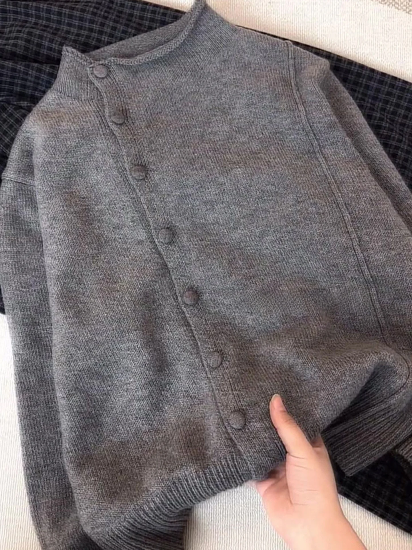 เสื้อคาร์ดิแกนถักนิตติ้งน้ำหนักเบา สีพื้น สไตล์เกาหลี ดีไซน์เรียบง่าย นุ่มสบาย เหมาะสำหรับใส่เดินทาง เสื้อสเวตเตอร์ผู้หญิงแฟชั่นฤดูหนาว