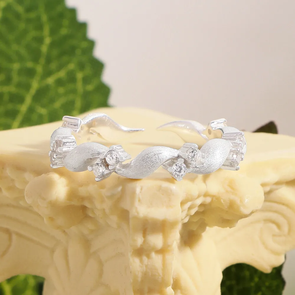 

Корейское витое серебряное кольцо INS с матовой отделкой — стерлинговое серебро S925 с микро-паве и цирконом (женское регулируемое)