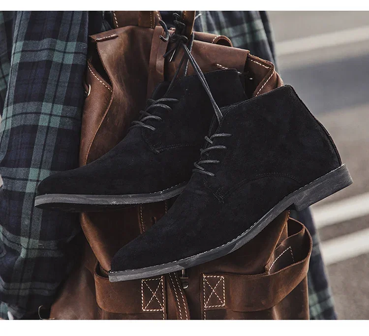 Modische braune Chelsea Boots für Herren im britischen Stil, hochgeschnittene Wildlederschuhe mit Schnürung und spitzer Zehenpartie, Herren-Knöchelstiefel – Detail 13