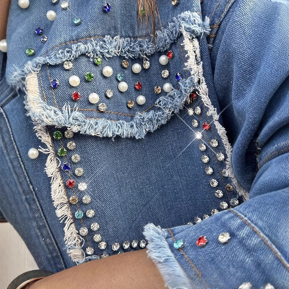 Europejska i amerykańska damska kurtka dżinsowa z długim rękawem, zdobiona koralikami i kontrastowymi elementami.