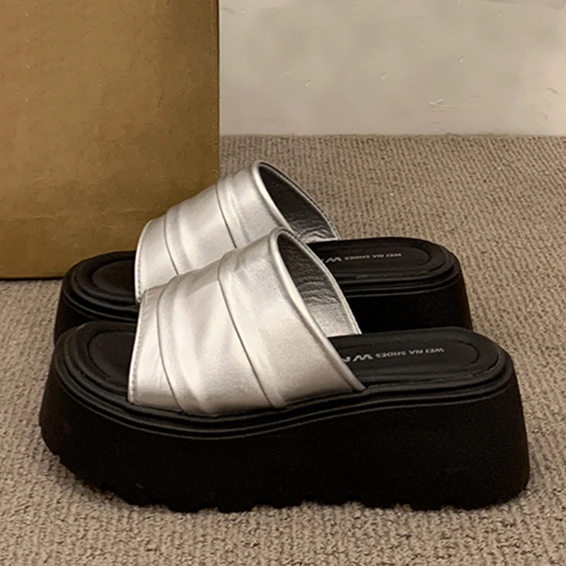 

Модные летние женские сандалии-шлепанцы с открытым носком, на толстом каблуке-танкетке, с плиссировкой, нескользящие, повседневные, для женщин