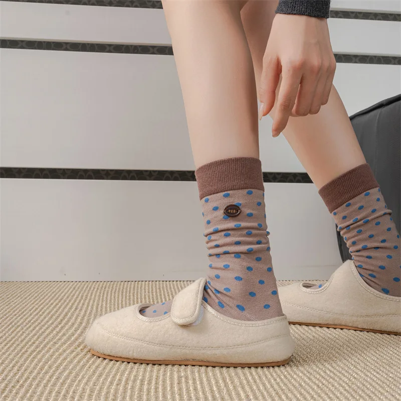 3 Paar Retro-Socken mit gepunkteten Streifen und Knöpfen für Damen, modische gestapelte Herbstsocken in Maillard-Braun-Farbblock-Design – Detail 5
