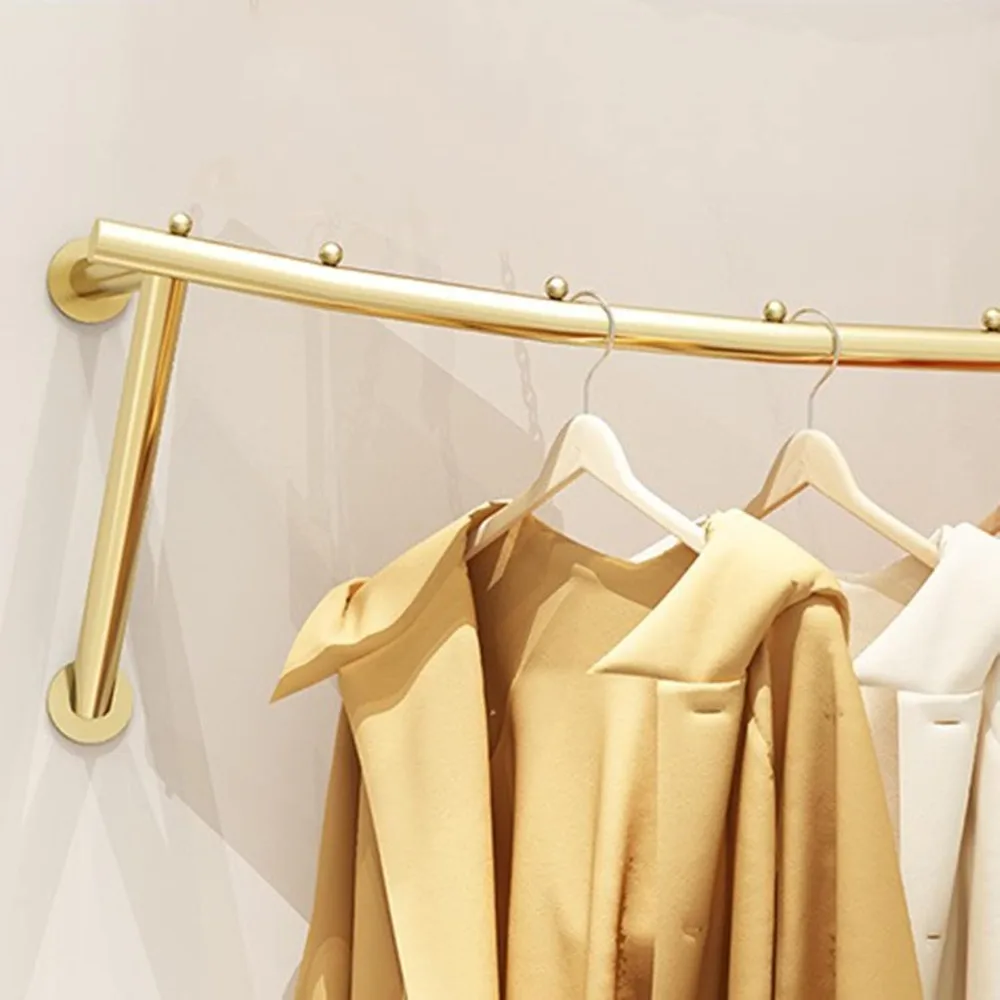 رفوف الملابس البوتيكية المثبتة على الحائط لعرض الأدوات المنزلية والملابس في متاجر البيع بالتجزئة