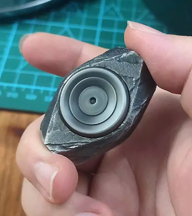 

Second-hand EDC Pebbly gravel Fingertip gyroscope Decompression toys