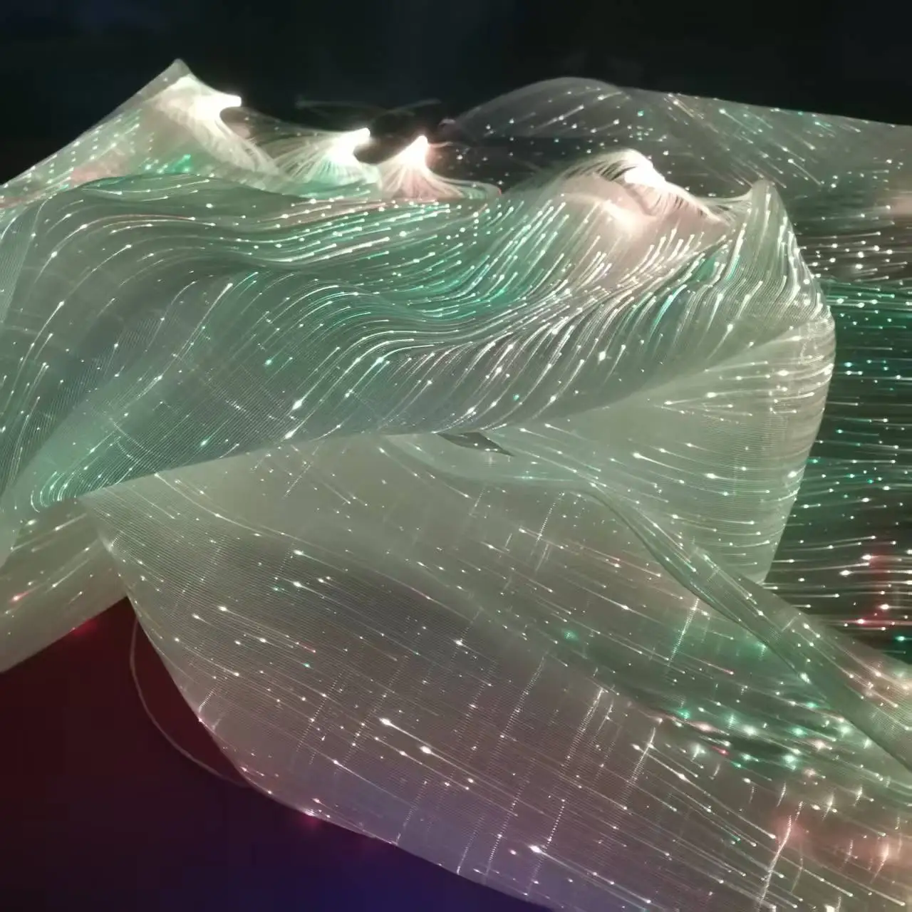 tela-luminosa-de-fibra-Optica-rgb-colorida-con-colores-radiantes-que-crean-un-ambiente-de-ensueno-en-negro-rosa-y-blanco-para-fiestas-bodas-y-bares