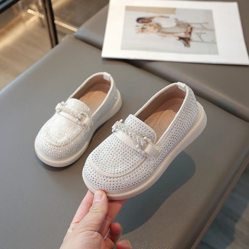 

Детская кожаная обувь с заклепками, весна-осень 2021, модные милые детские лоферы на плоской подошве без шнуровки для девочек, блестящая блестящая обувь