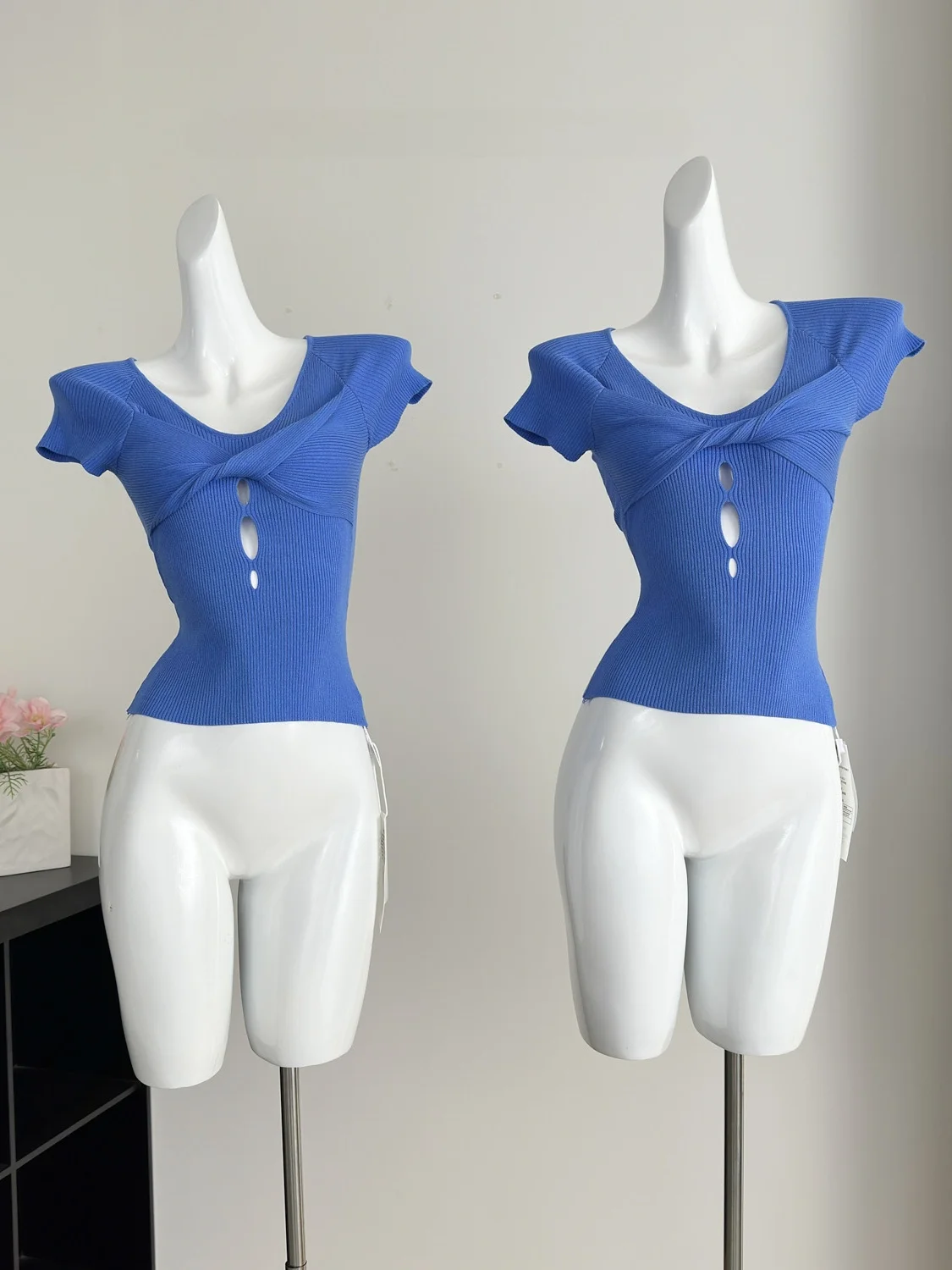 

Blue Knitted T-irt Women's Summer Slim Fit Hollow out Knot ort Sve Design Casual Versatile Top for Young Women