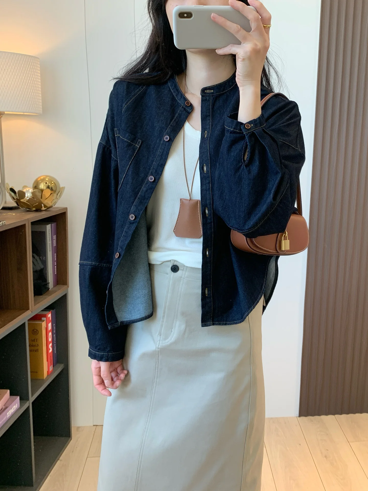 

Повседневная свободная джинсовая рубашка-куртка с длинным рукавом и воротником хенли, женские оригинальные джинсы-рубашка с простым дизайном, укороченные спереди, удлиненные сзади