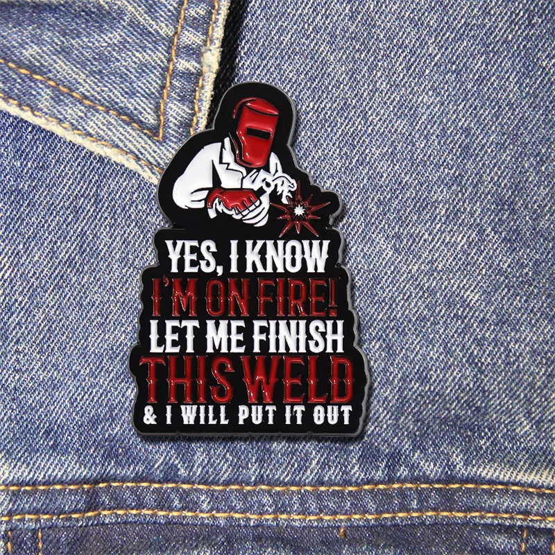 Да, я знаю, что горел! Позвольте мне закончить эту сварку и я вытащю ее эмалированные булавки, забавные металлические броши, Значки для рюкзака и лацкана