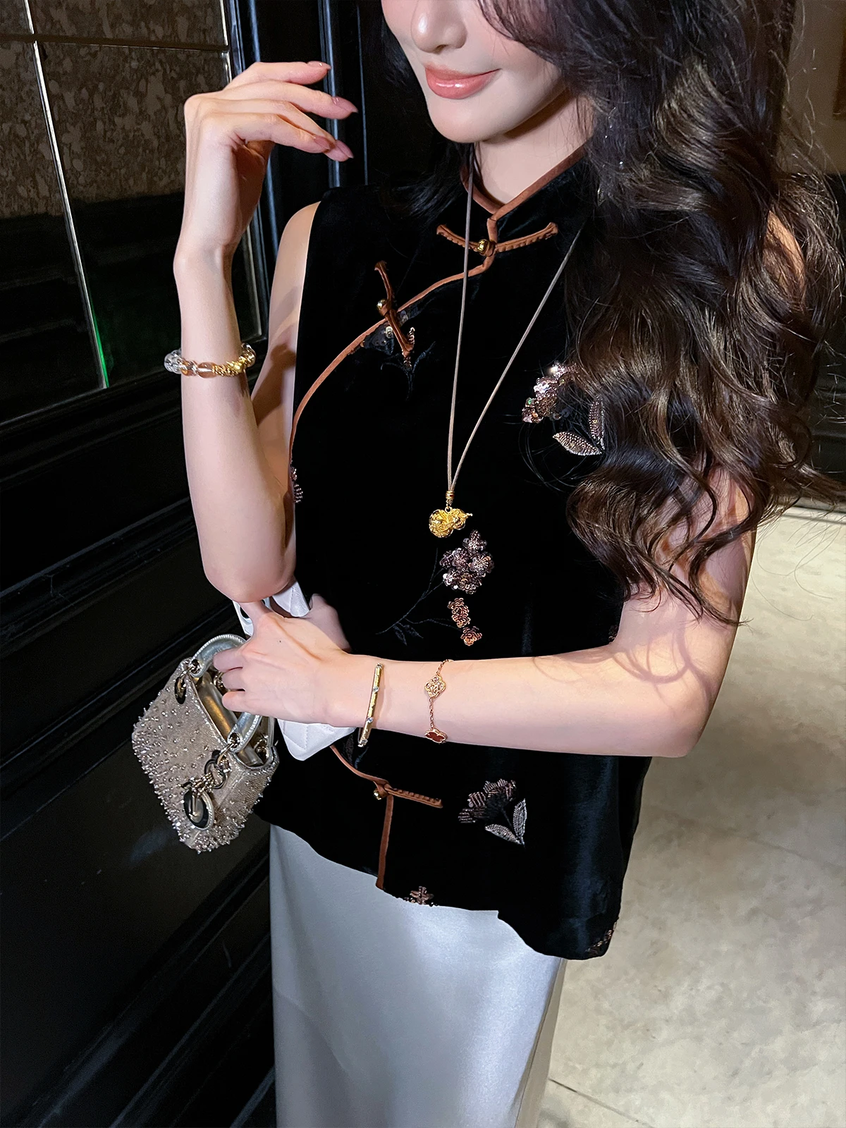 

Новая китайская бархатная шелковая куртка-жакет для женщин, весенне-осенняя новая модель, многослойный жилет, топ из высококачественного шелкового материала