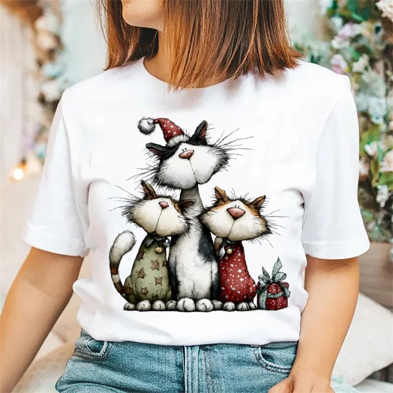 

Женская рождественская шляпа с тремя рождественскими кошками, белая футболка с принтом, милая одежда с мультяшным принтом, повседневная универсальная футболка