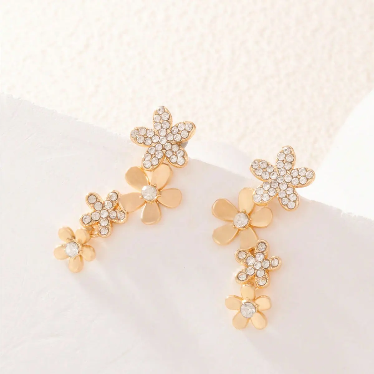 زوج واحد من الأقراط على شكل زهرة بتصميم مرصع بالألماس باللون الذهبي، أقراط ذهبية متعددة الاستخدامات #3