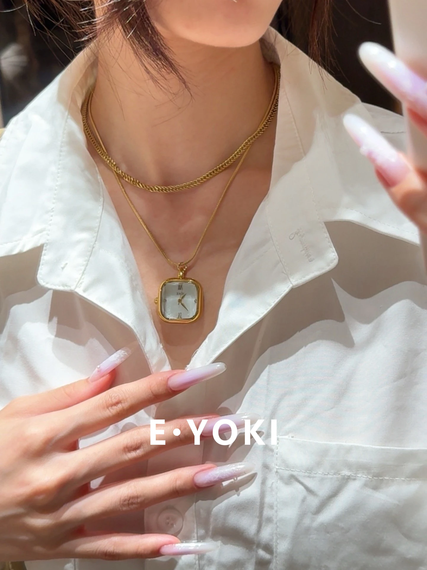New small sugar cube white necklace for women, unique design, fashionable and high-end quartz watch for women.