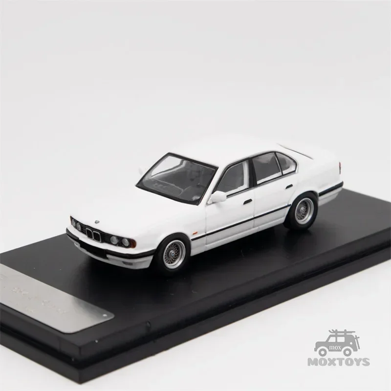 DCM 1:64 E34 5-Series Sedan Black / White / Blue limited500 Diecast Model Car