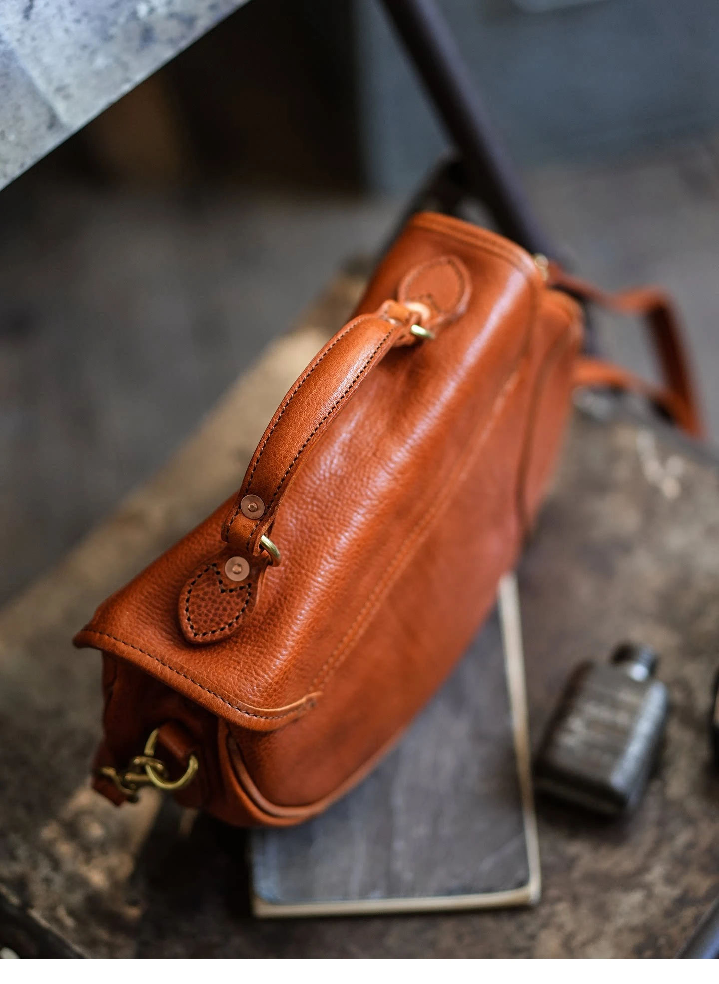 Vintage Designer Handgefertigte Handtasche aus pflanzlich gegerbtem Rindsleder für Damen und Herren, Wochenend-Party Luxus Echtleder Umhängetasche – Detail 10