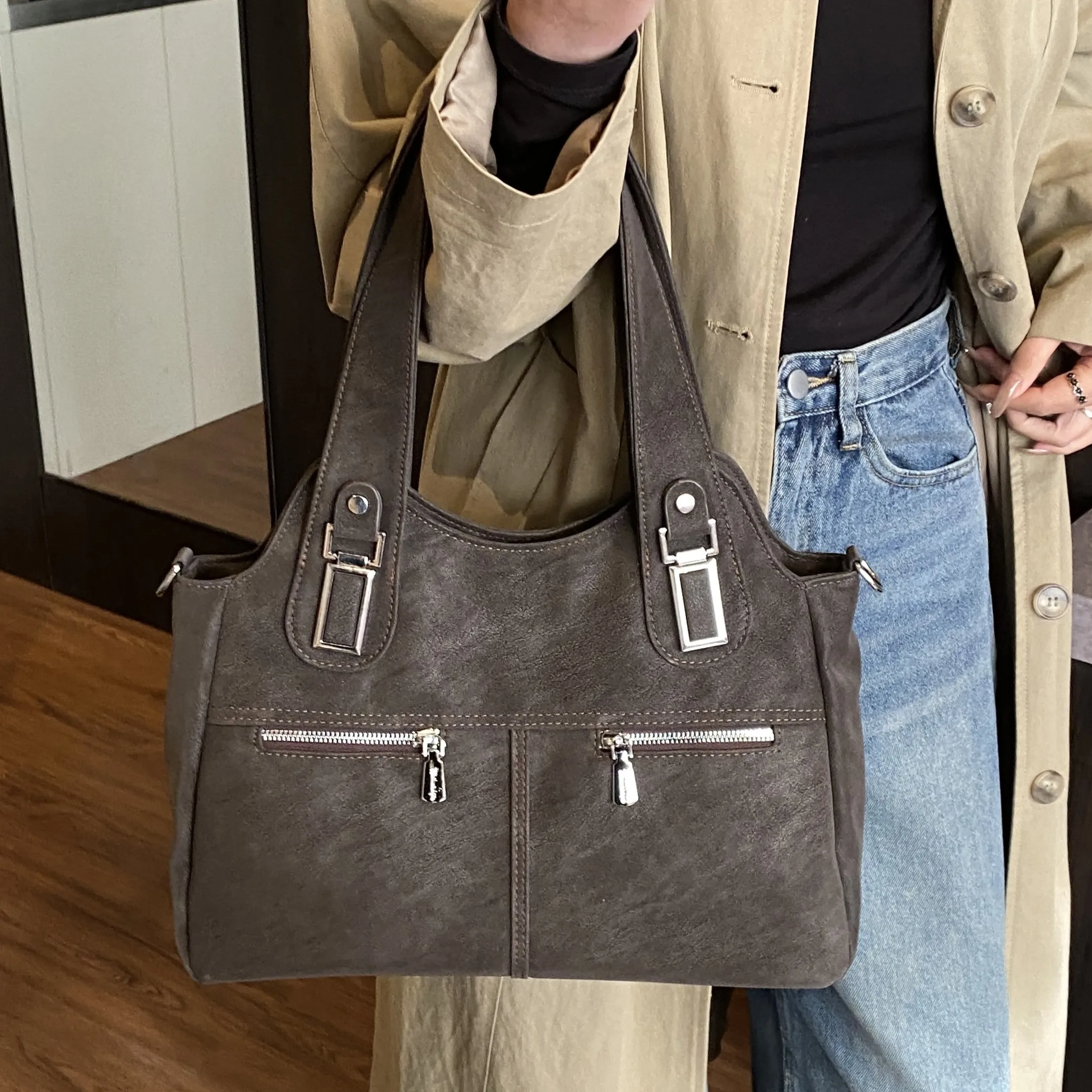 

Vintage Style Large Capacity Ladies Shoulder Tote Bag Commuter Underarm Bag New Daily Shopping Bag Casual Motorcycle Bag Purse