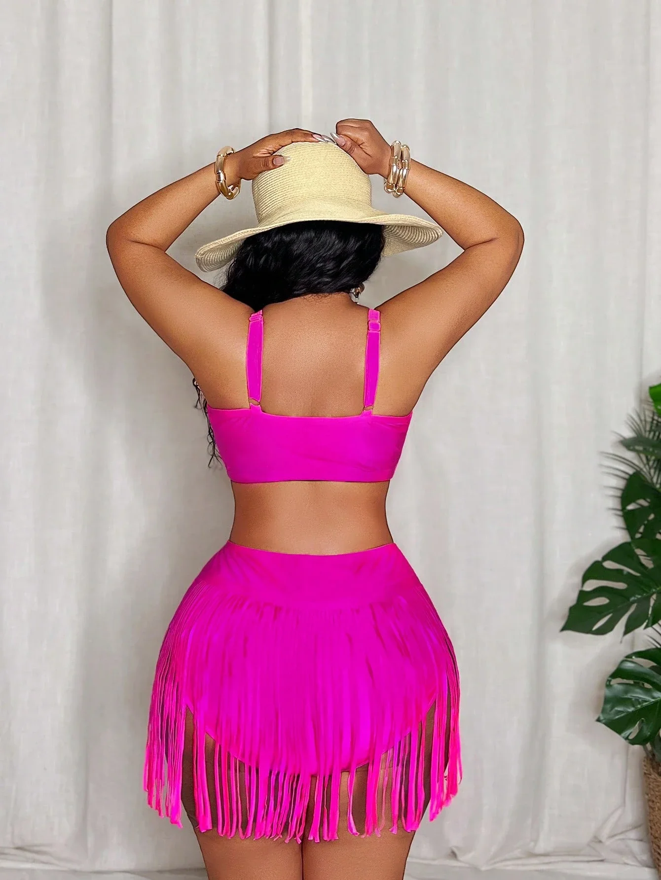 

Ярко-розовый комплект из двух предметов: купальник с бахромой и топ-халтер для женщин больших размеров, летняя пляжная одежда