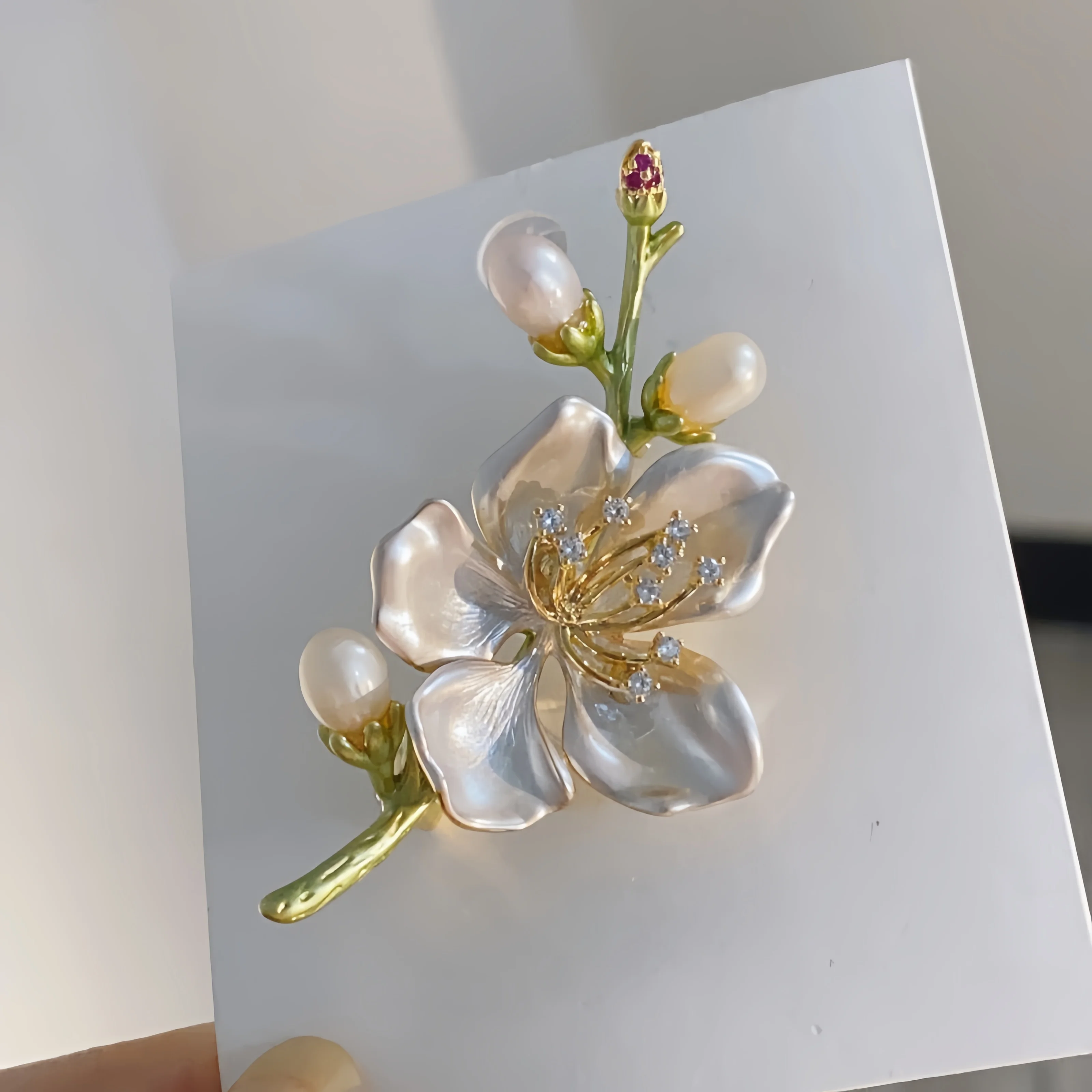 Imitation coral Snow White pearl branch coat brooch