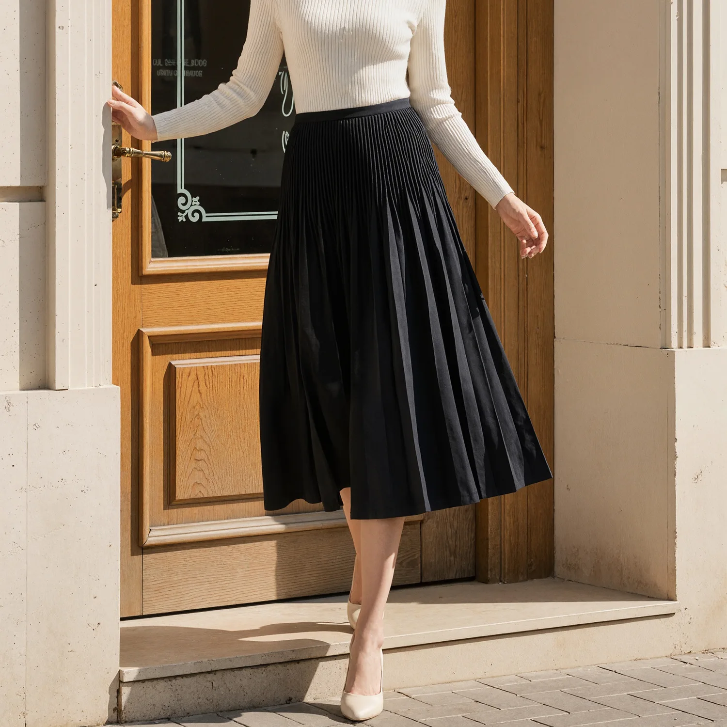 

Универсальная плиссированная юбка этого сезона для женщин, идеально подходящая для поездок на работу, с высокой талией, подчеркивающей фигуру.