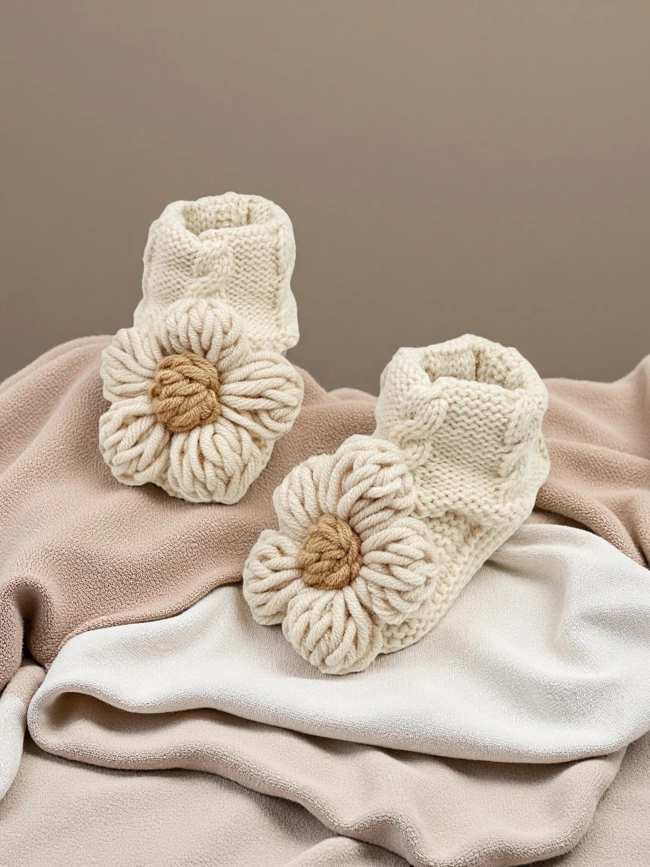 

1 Pair Handmade Knit Baby Booties with Daisy Flower, Beige Cable Knit Infant Slippers, Soft Sole Newborn Shoes