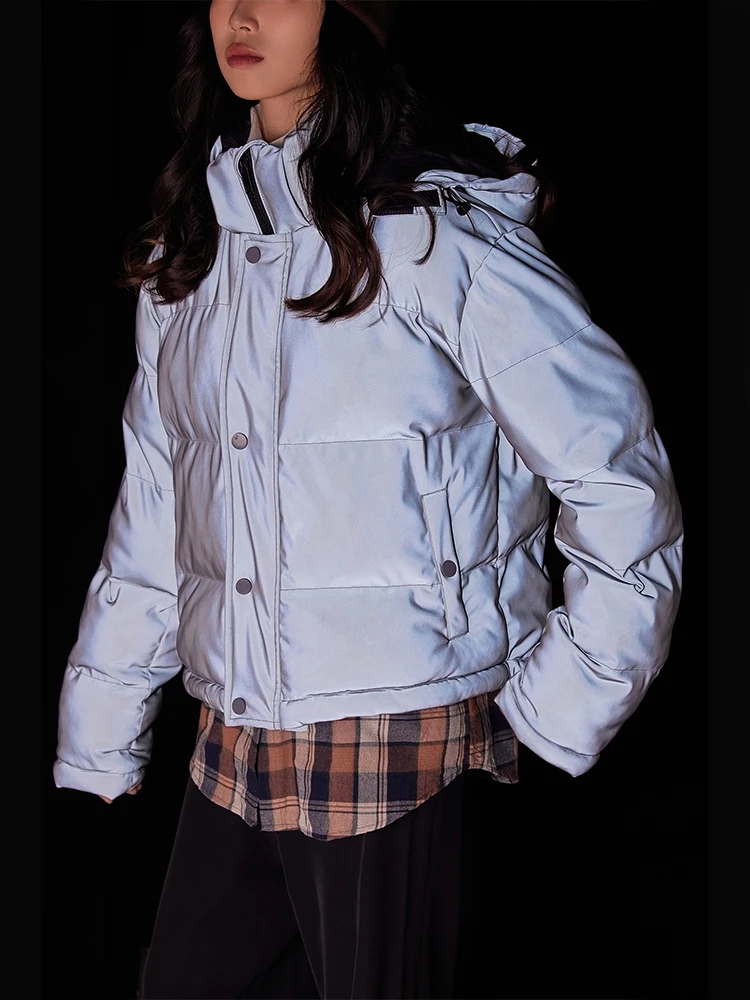 

Утепленная женская зимняя куртка свободного кроя с эффектом изменения цвета и светящимися элементами, на хлопковом наполнителе