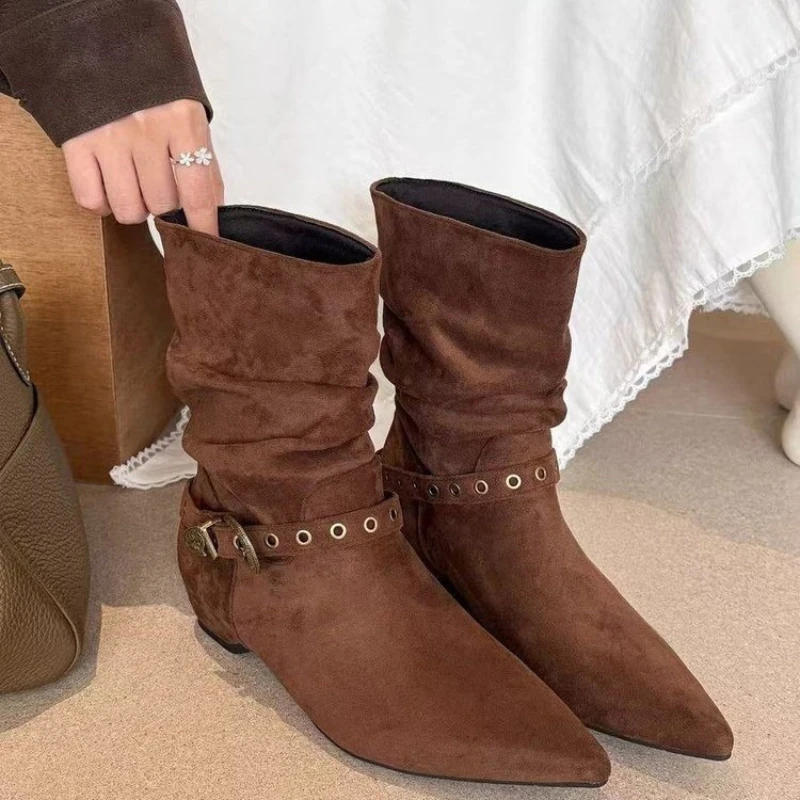 

2025 New Low Heel Metal Buckle Sleeve Single Shoes Women's Fashion Pointed Toe Suede Pleated Block Heels Женские Сапоги