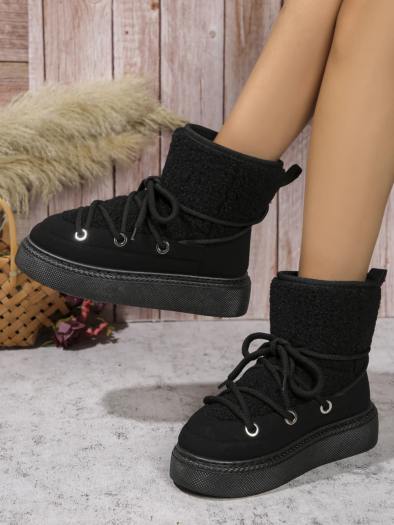 Cold-proof and Warm Winter Ladies Shoes 2024 New Lace Up Design Women’s Platform Boots Waterproof Anti-slip Fashion Short Boots