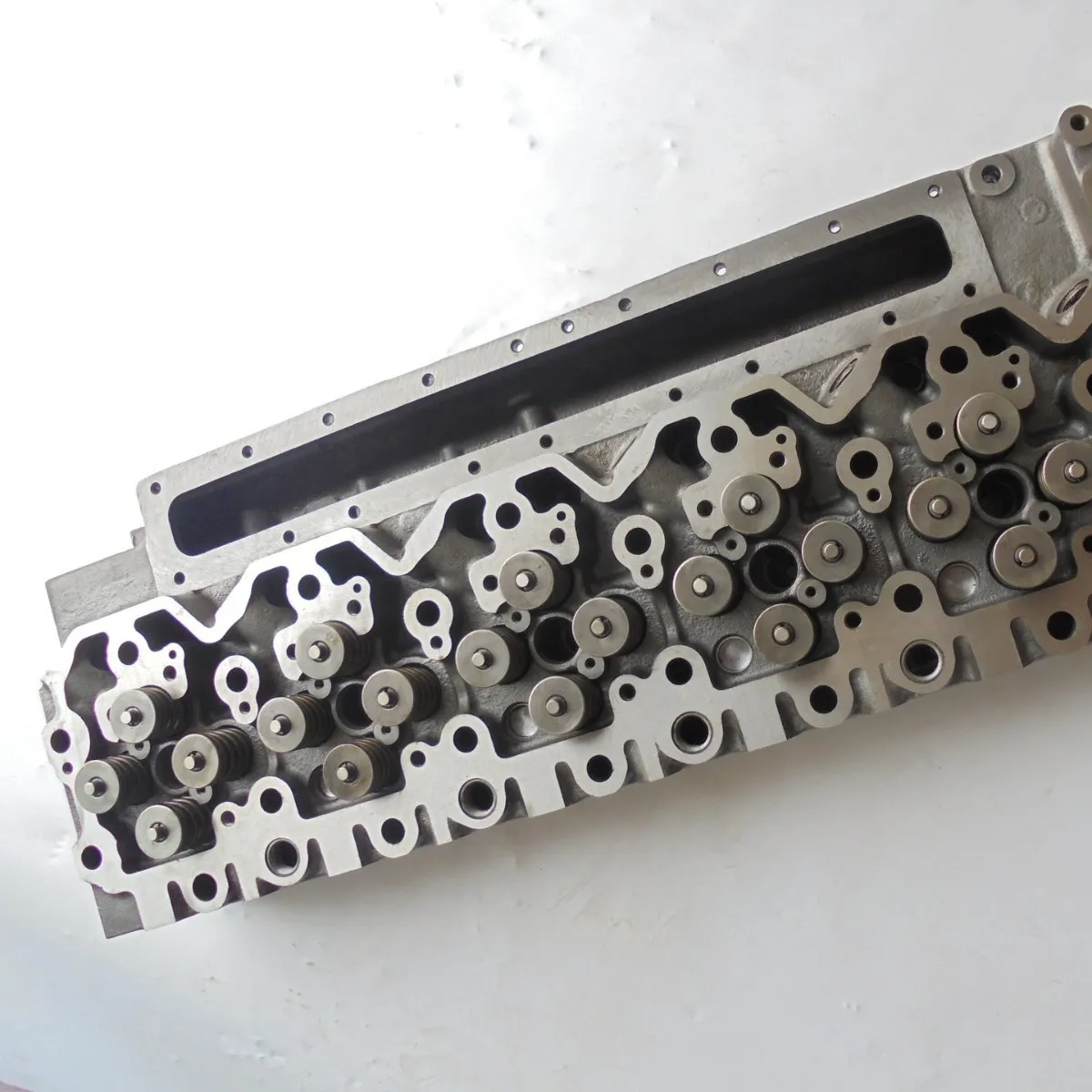 

4942136 Cylinder head, suitable for Dongfeng Cummins ISLE cylinder engine parts, cylinder head assembly