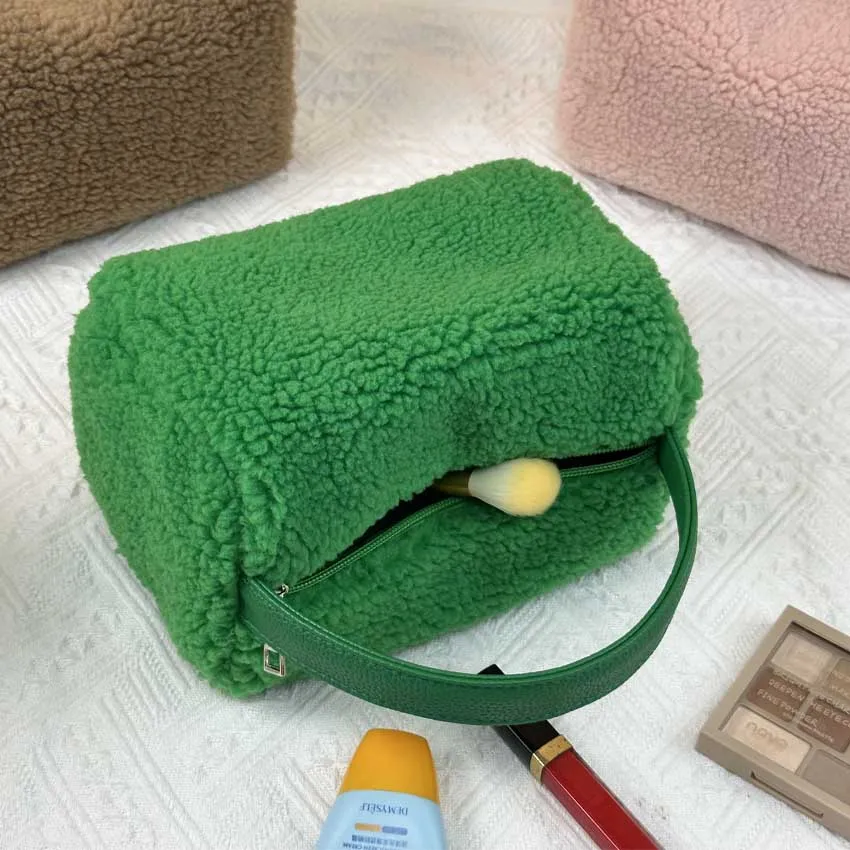 Soft Winter Cosmetic Pouch Bag Girl Travel Essentials Beauty Bag With Handle Desinger Fluffy Makeup Bag
