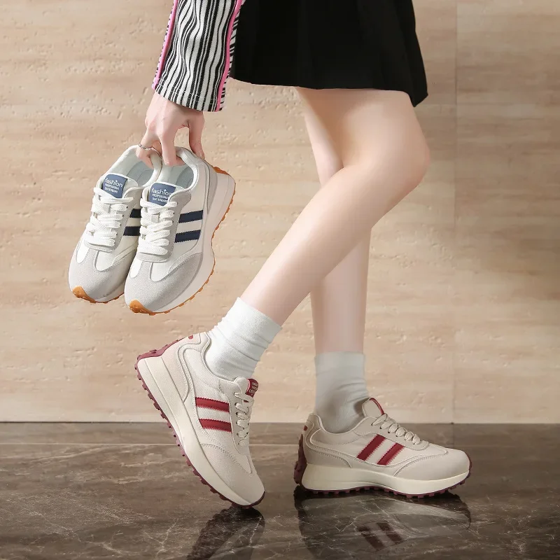 Zapatos deportivos de cuero empalmados informales de verano para mujer con suela gruesa de primavera zapatos vulcanizados informales