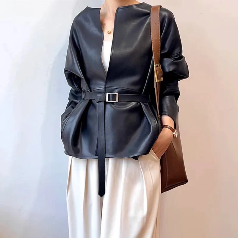 Giacca in pelle stile donna 2025 Elegante vestibilità slim senza bottoni Cappotto corto con maniche a pipistrello con cintura Nero Jaqueta Couro