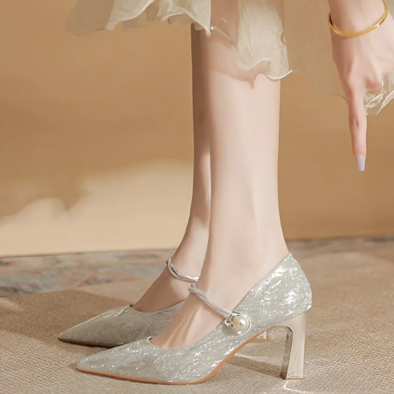 حذاء فردي بكعب عريض 2025 بمقدمة مدببة وفم ضحل وكعب بحزام لؤلؤي لامع #5