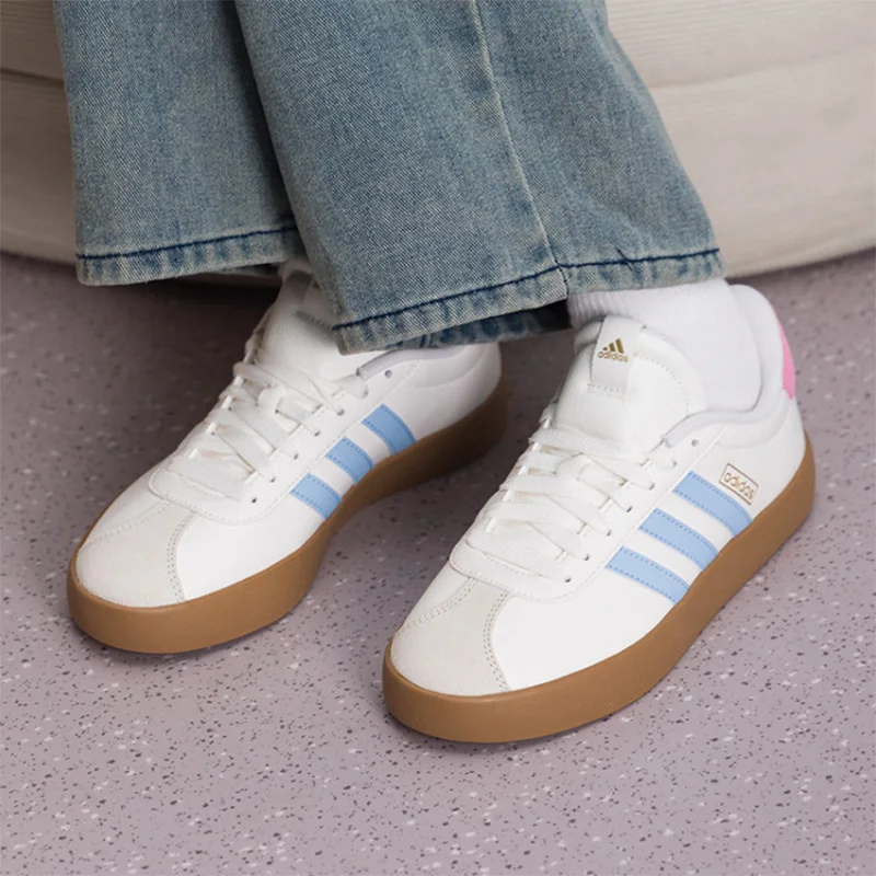 Zapatillas adidas Blancas con Suela Azul Claro, Etiqueta Dorada, Tres Rayas, de Cuero, Bajas, Estilo Skate, para Hombre y Mujer IH4021
