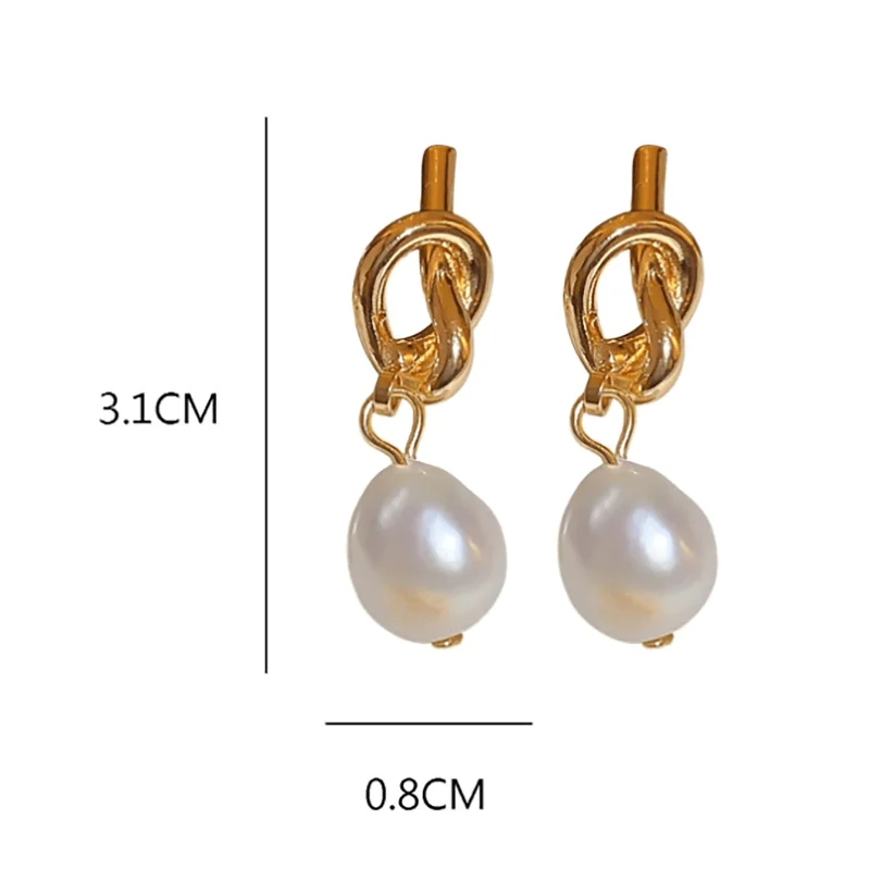 A pair of elegant retro artificial pearl earrings, women in daily life, weddings, banquets, and other occasions to wear