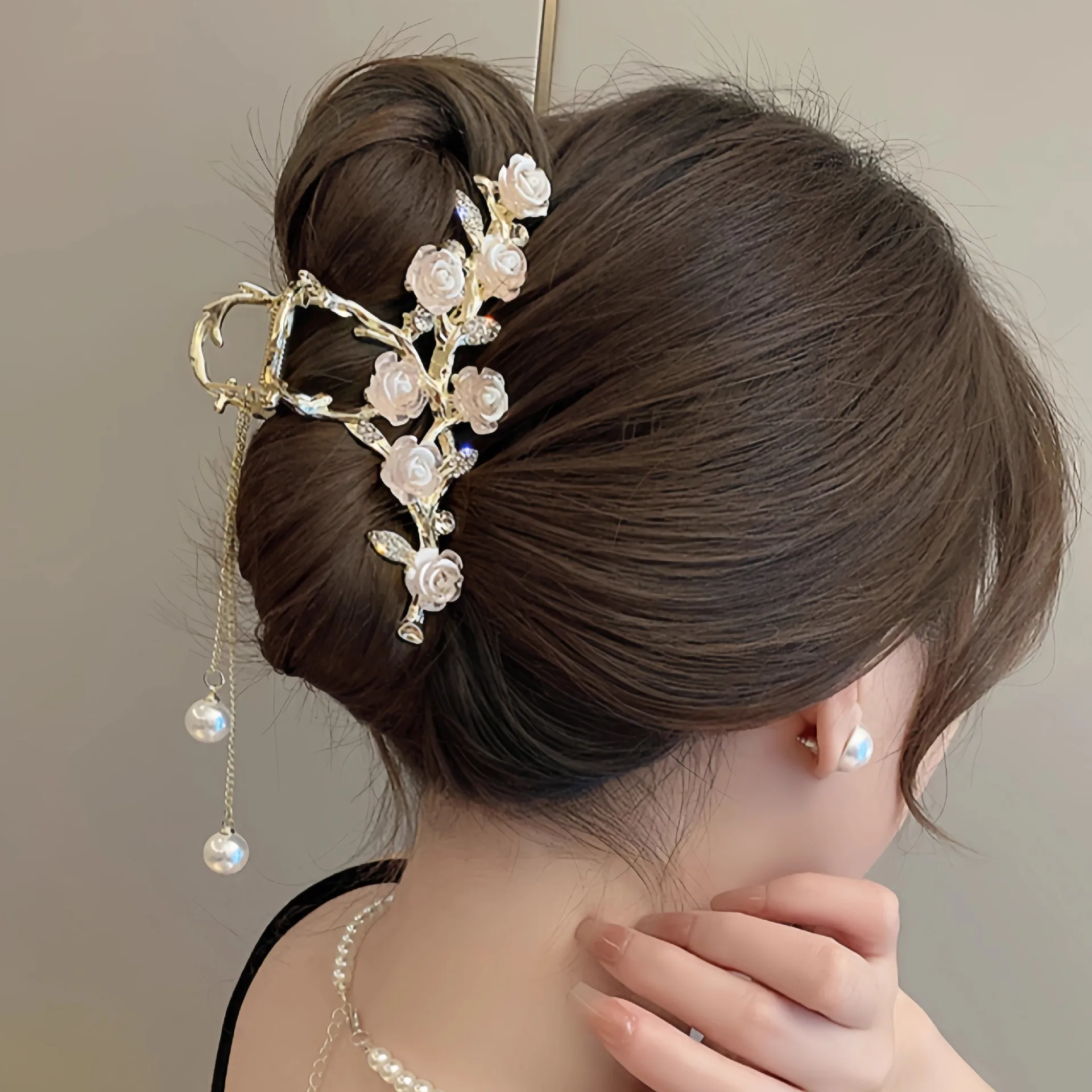 Аксессуары для волос для женщин и девочек, модные выщипанные розы, стразы, жемчуг, кисточка, когти для волос, 1 шт. Аксессуары для волос для женщин и девочек, модные выщипанные розы, стразы, жемчуг, кисточка, когти для волос, 1 шт.