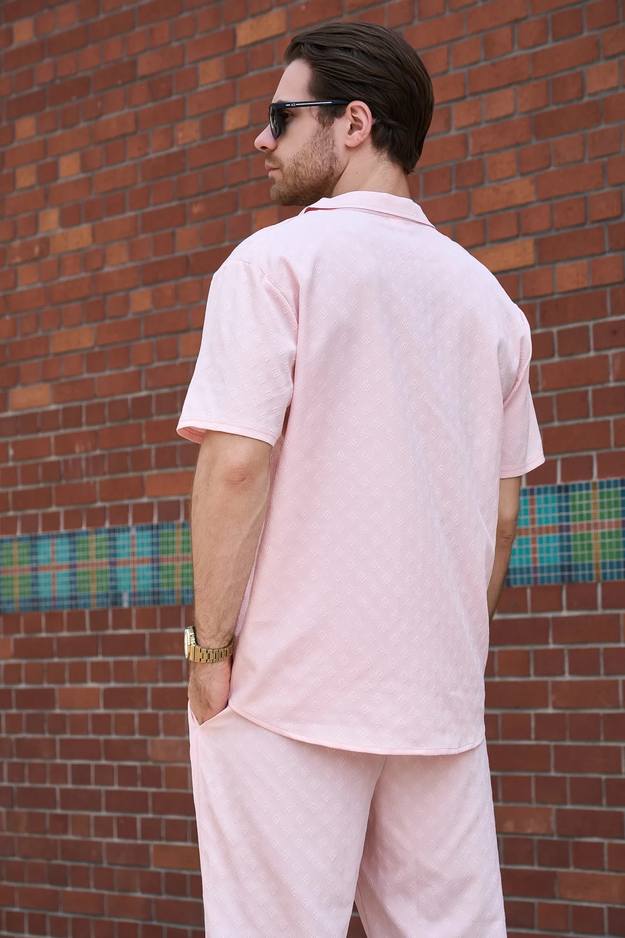 Bild 6: Sommerliches Herren-Set im neuen Stil mit Palastmuster, Blumendruck, kurzärmeligem, einfarbigem Freizeithemd und langer Hose für den Outdoor-Bereich.