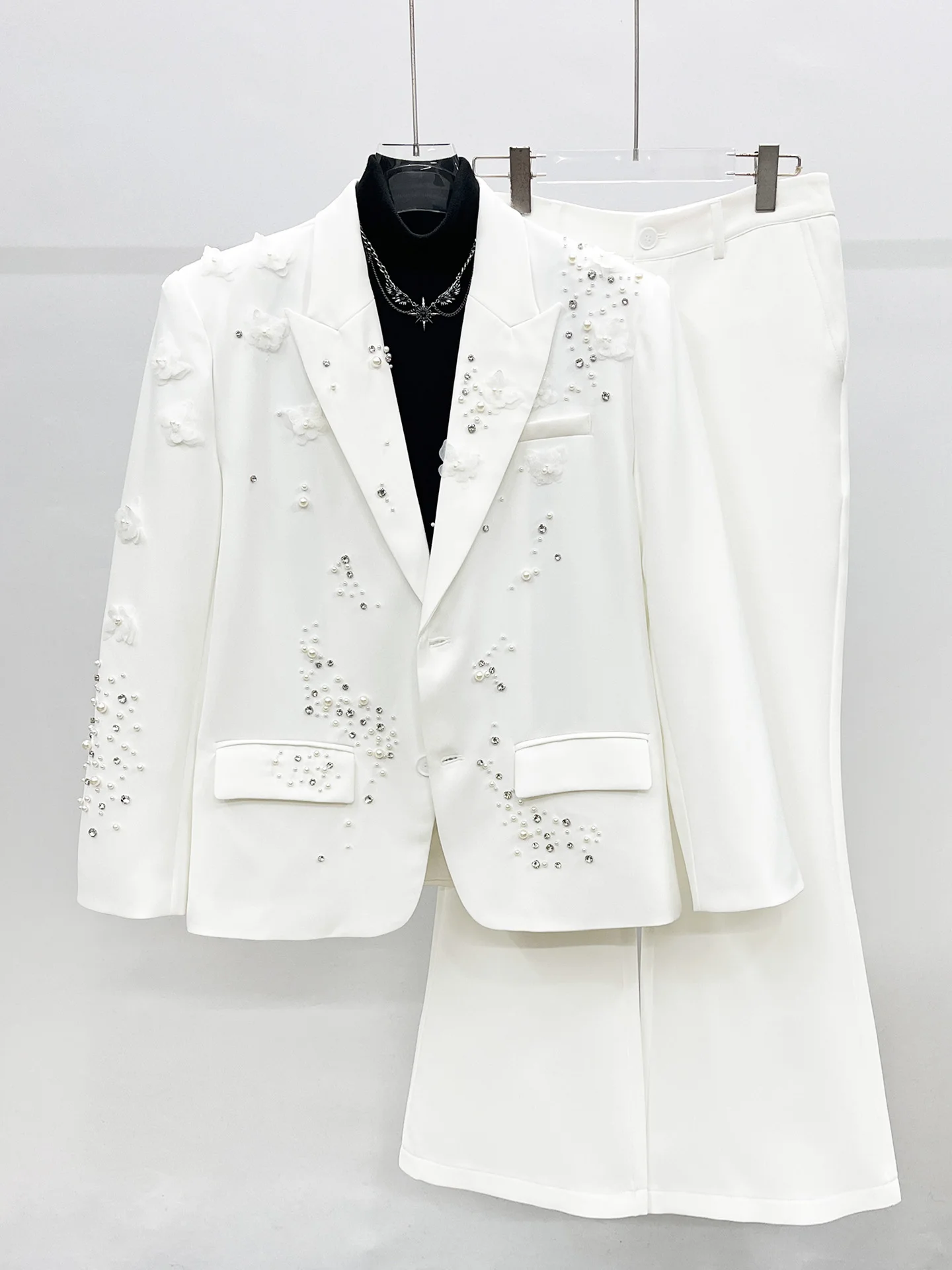 أطقم بدلة جديدة لخريف 2025 من اللؤلؤ الراقية للرجال بليزرات أنيقة على شكل زهور ثلاثية الأبعاد وسراويل واسعة بلون سادة طقم مكون من قطعتين