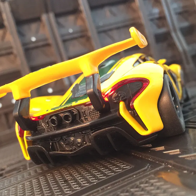 1: 31 McLaren P1 Legierungsautomodell Ornamente Rallye-Rennwagen Metall akusto-optisch zurückziehbare Spielzeugtür kann reiche Details geöffnet werden